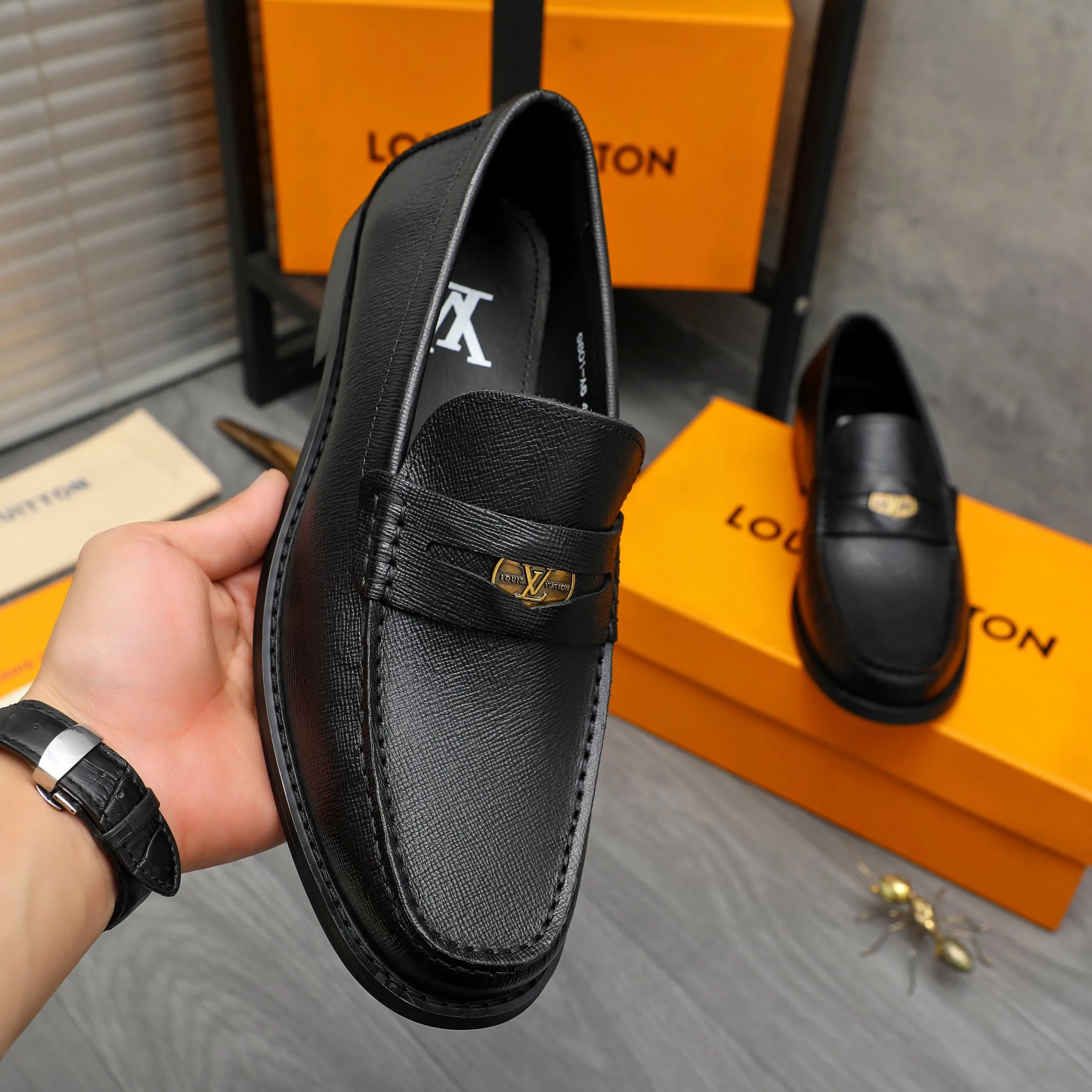 Men's shoes 💰p460 Product trademark: LV (Louis Vuitton) business slip-on leather shoes. Regular size: 38-45 (45 is custom-made and non-returnable) Product materials: Selected high-quality vertical grain cowhide upper, cowhide lining, original rubber outsole